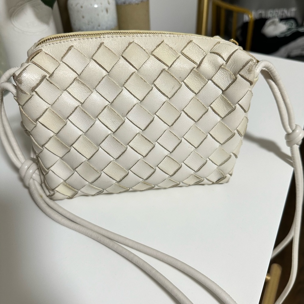 100% authentic Bottega Bag white but definitley on dirtier/ worn in side